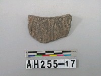 藏品(灰色夾砂陶口緣或底座殘件)的圖片